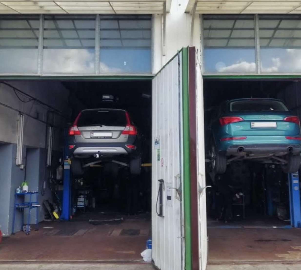 Moderne Autowerkstatt mit Fachpersonal