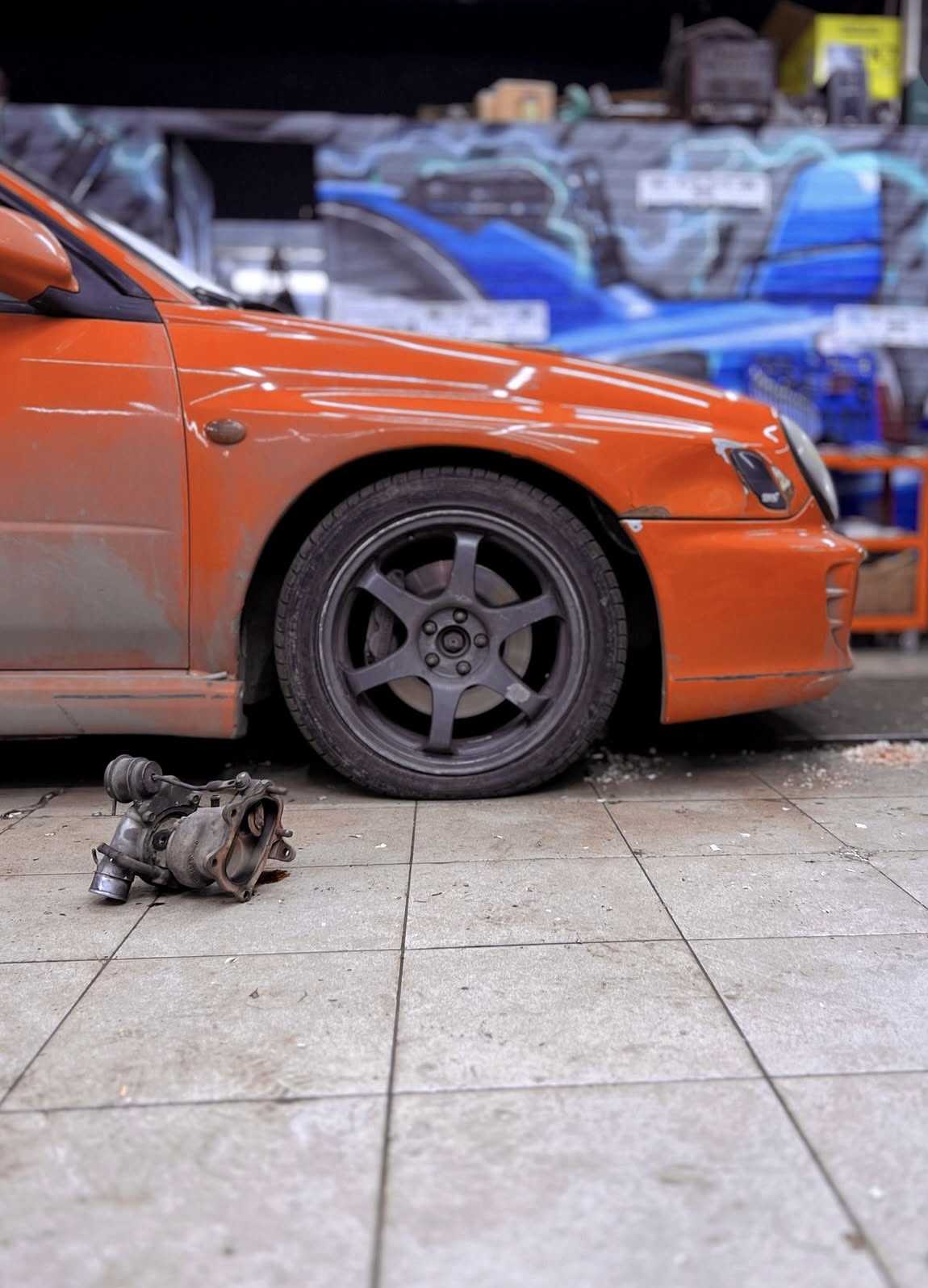 Fachmann bei der Fahrzeugdiagnose
